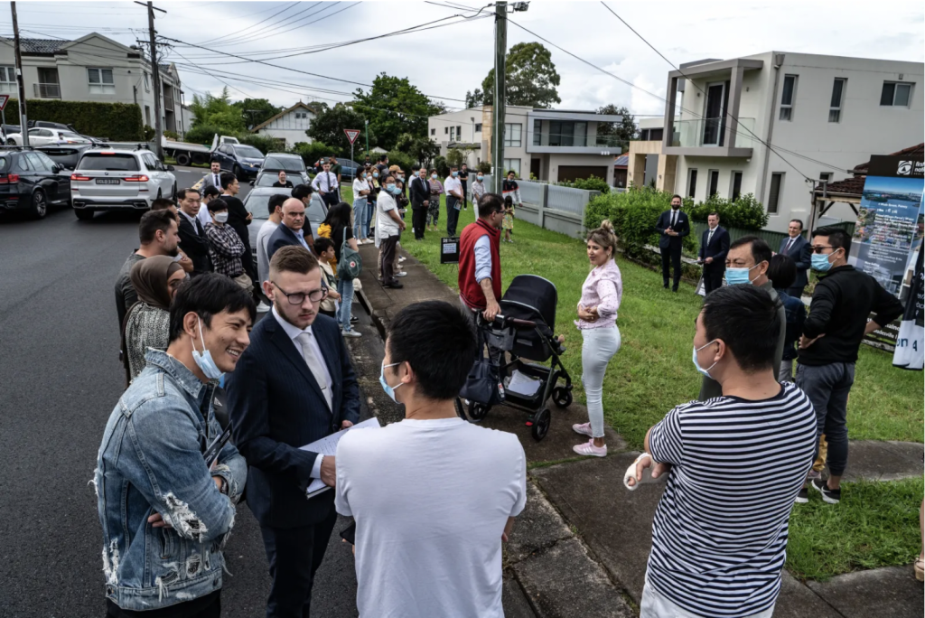 天价促使潜在购房者最大限度地贷款